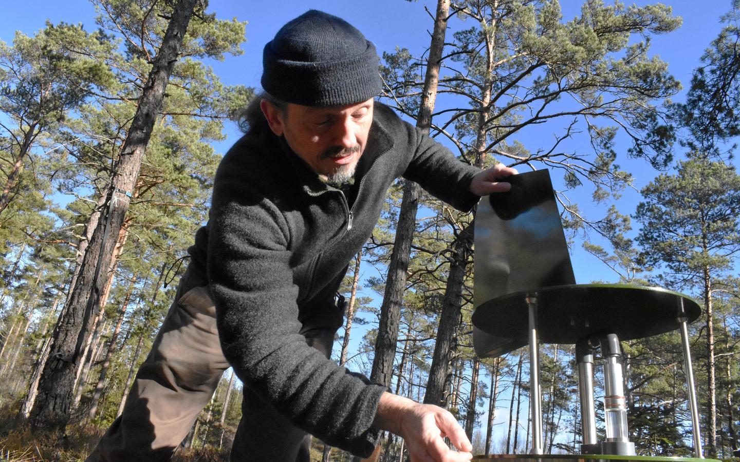 Juha Rankinen sätter upp partikelinsamlaren för Lifeplan