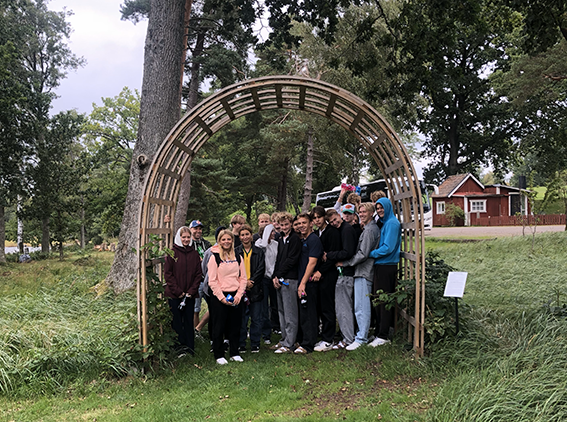 Elever från Polhemsskolan i en modell av Bolmentunneln.