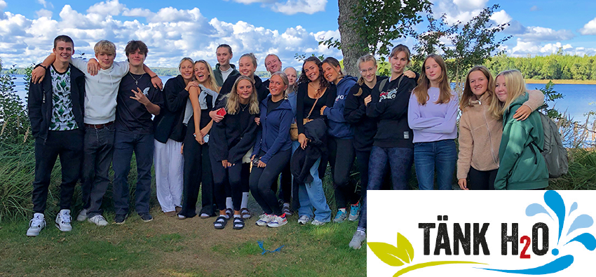 Elever från Polhemskolan i Lund står vid Bolmens strand