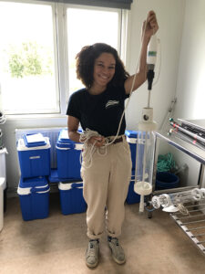 Deborah Dupont visar verktyget man använder för att ta vattenprover.