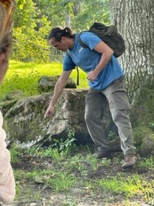 Besök av Hylte kommuns förskolepedagoger, augusti 2023. Juha Rankinen visar vilka växter som är ätbara