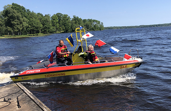 Sydvattens ordförande Ilmar Reepalu åker med på Sjöräddningssällskapets invigningstur med räddningsbåten Sydvatten. Båten körs av Karl-Johan Kårhammar.
