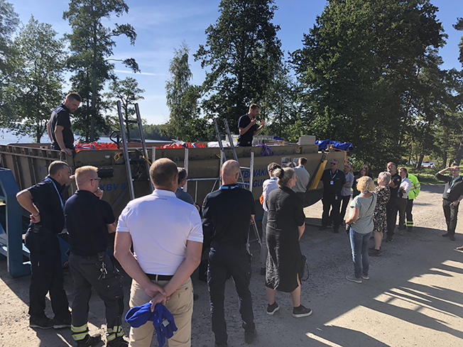 Gästerna vid kunskapsdagen förevisas kustbevakningens båt och saneringsutrustning för utsläpp i vatten.