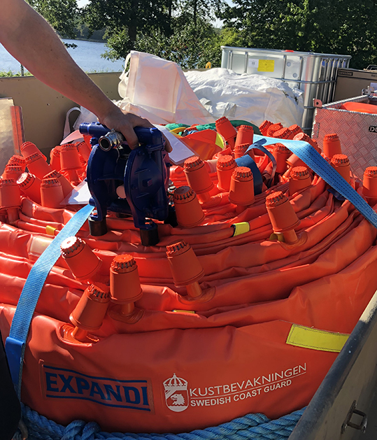 Kustbevakningens flytläns för större utsläpp i vatten.