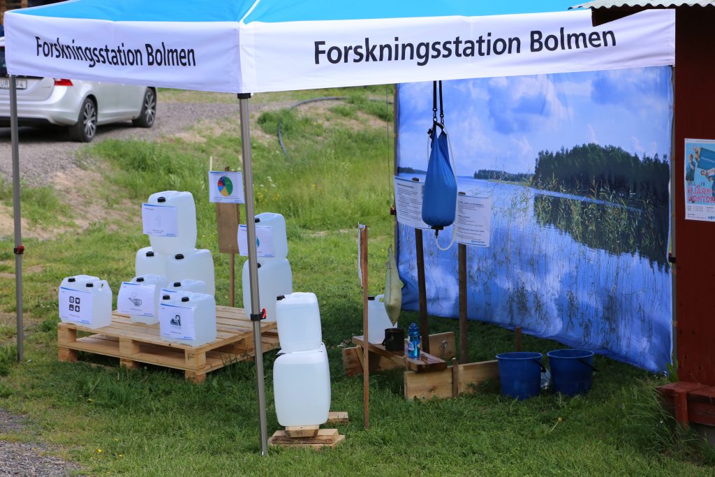 Forskningsstationens monter med vattendunkar och information