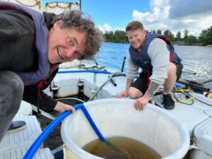 , Jens & Kevin pumpar i vatten i mesokosmen.