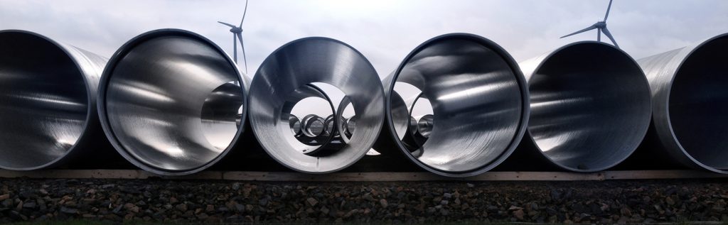 Rör i rad på marken